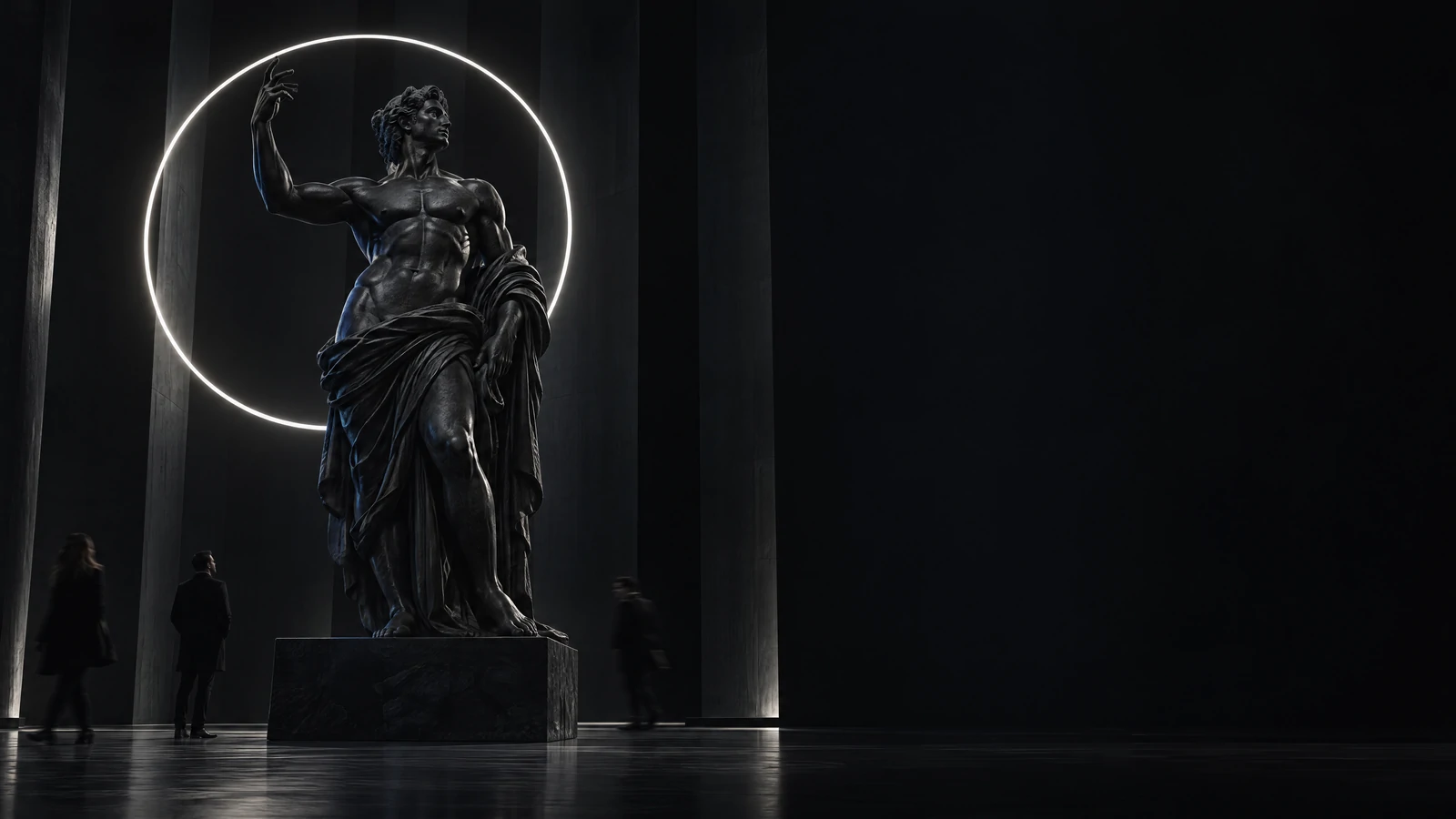 La sculpture terminée dans sa galerie, quelques visiteurs à ses pieds — l’étape de la mise en regard.